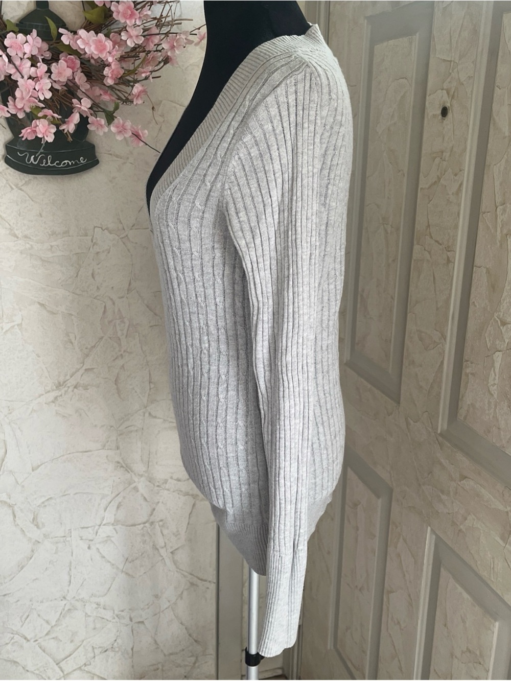 Express Light Gray Ribbed V-Neck Sweater - Picture 4 of 5